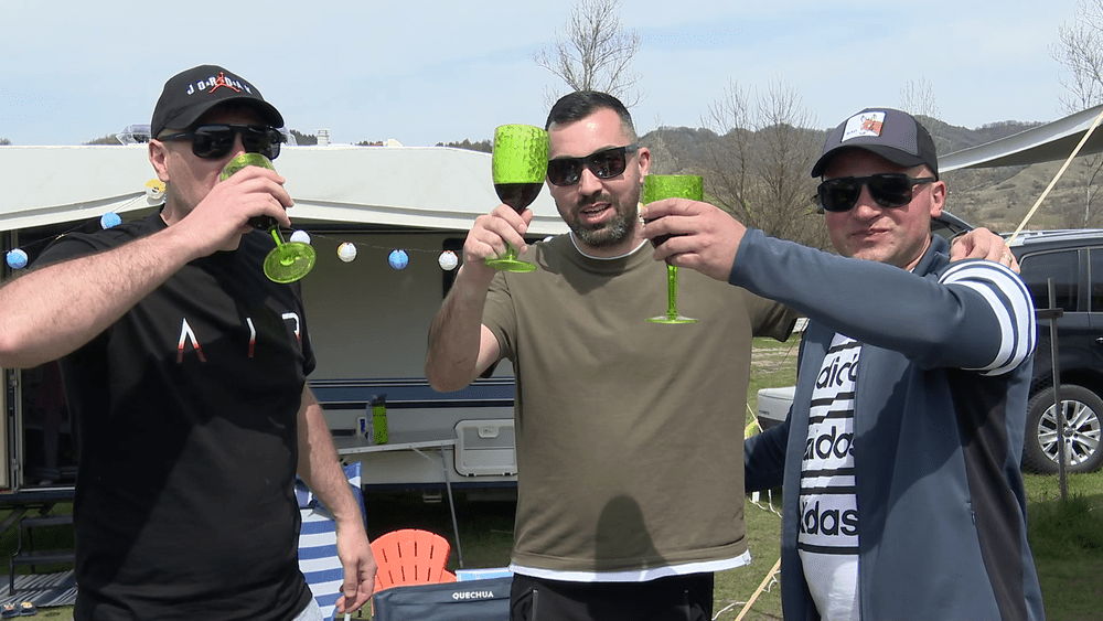 Cu rulota de Paște. „Avem ouă roșii, avem drob, tot ce pregăteam și dacă stăteam acasă” VIDEO