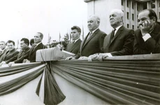 Nicolae Ceauşescu, Ion Gheorghe Maurer, Emil Bodnăraş, Gheorghe Apostol, Paul Niculescu Mizil şi alţi conducători de partid în tribuna oficială din faţa Academiei Militare (© „Fototeca online a comunismului românesc”, cota: 164/1968)