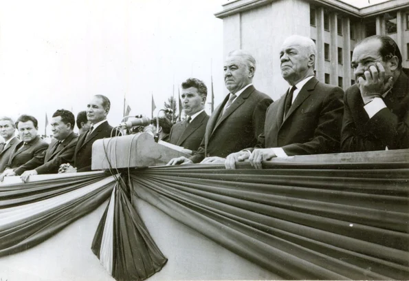 Nicolae Ceauşescu, Ion Gheorghe Maurer, Emil Bodnăraş, Gheorghe Apostol, Paul Niculescu Mizil şi alţi conducători de partid în tribuna oficială din faţa Academiei Militare (© „Fototeca online a comunismului românesc”, cota: 164/1968)