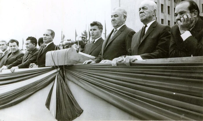 Nicolae Ceauşescu, Ion Gheorghe Maurer, Emil Bodnăraş, Gheorghe Apostol, Paul Niculescu Mizil şi alţi conducători de partid în tribuna oficială din faţa Academiei Militare (© „Fototeca online a comunismului românesc”, cota: 164/1968)
