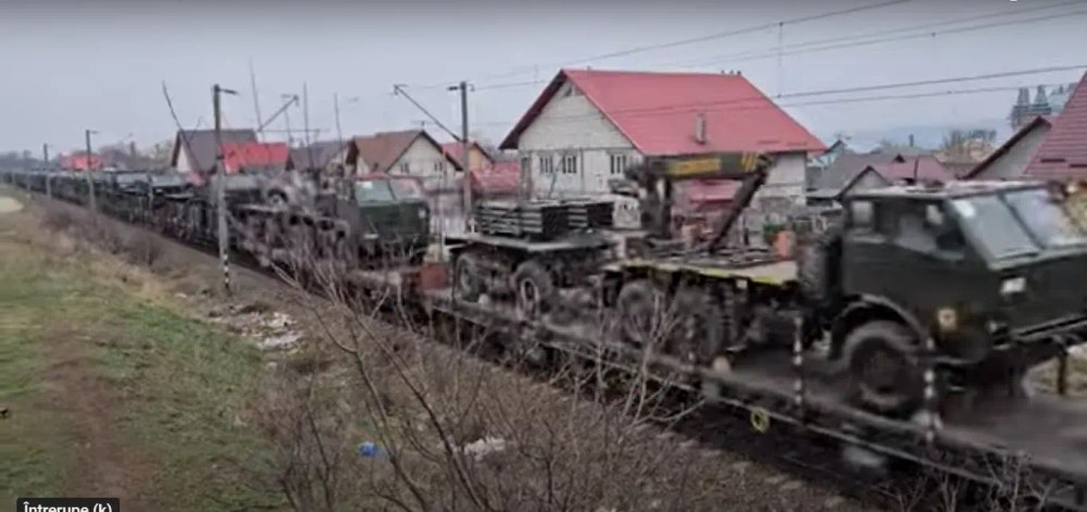 Tren CFR Marfă încărcat cu lansatoare de rachete APR-40, filmat când se îndreaptă spre granița cu Ucraina VIDEO