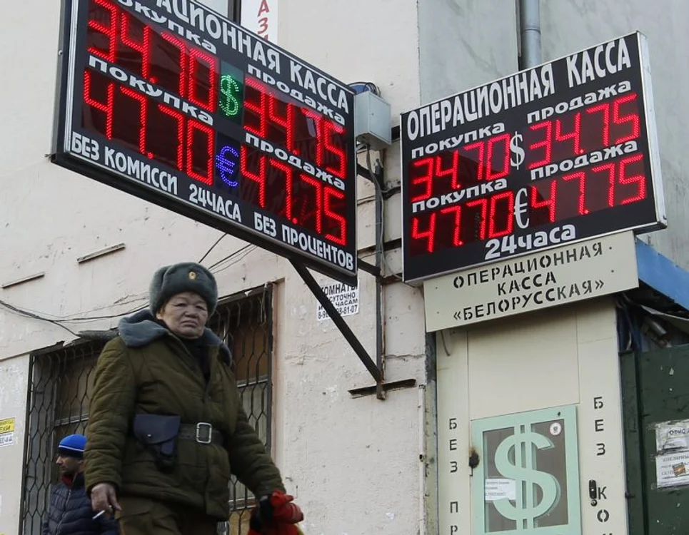 Rubla s-a depreciat cu 11% de la începutul anului, iar ruşii se tem de ce e mai rău. (Foto: Reuters)