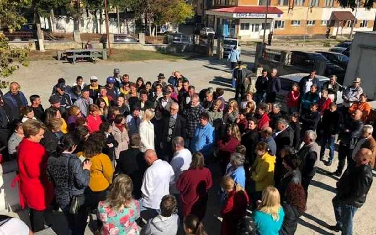 Oamenii s-au adunat în curtea spitalului pentru a protesta
