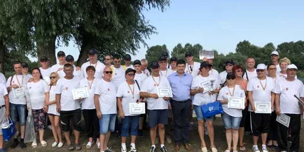 Poza de grup de la încheierea concursului de pescuit pentru nevăzători FOTO CJG