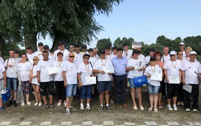 Poza de grup de la încheierea concursului de pescuit pentru nevăzători FOTO CJG