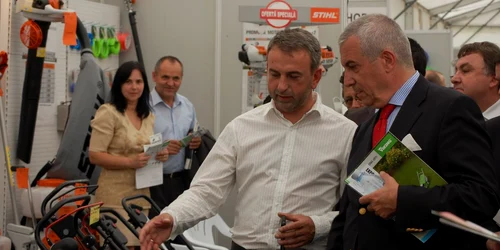 Fostul premeier s-a declarat interesat de maşinile de tuns iarba