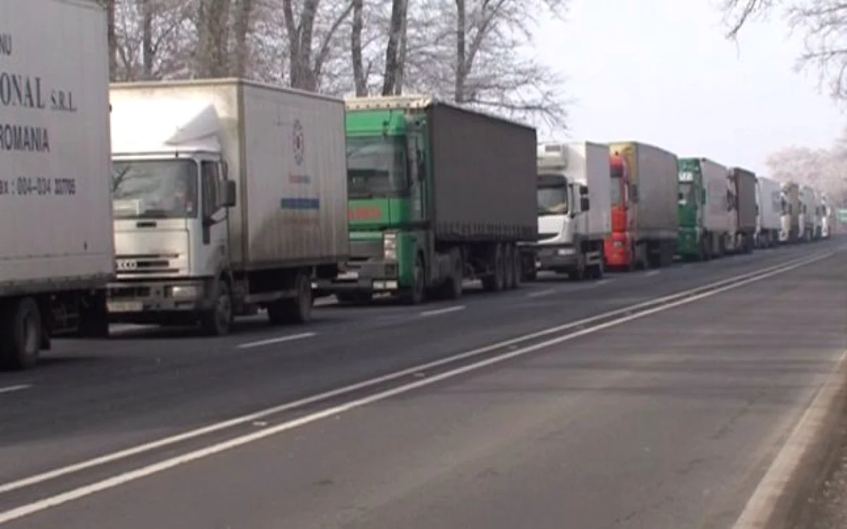Traficul în zonă se va desfăşura cu dificultate până când TIR-ul va fi pus pe roţi. FOTO Adevărul