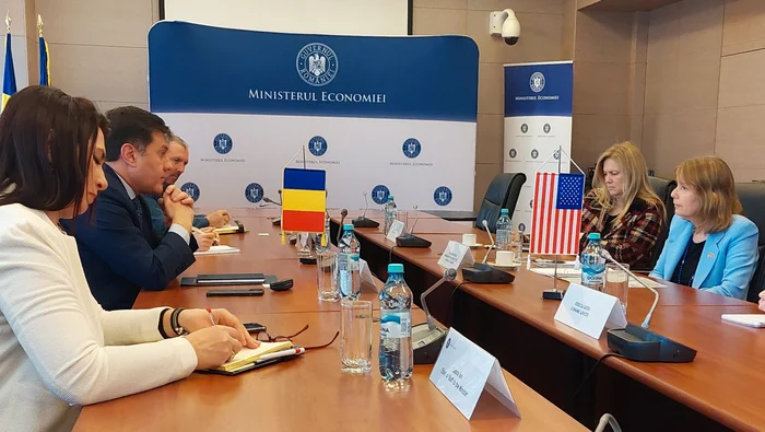 Ministrul Economiei, Florin Spătaru, discută cu  Kathleen Ann Kavalec, ambasador SUA in România