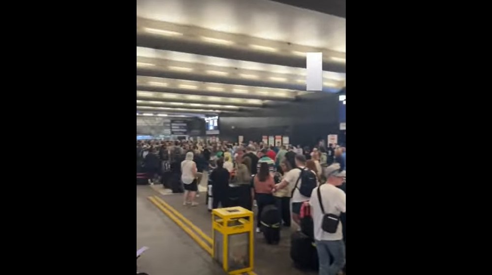 Haos pe al treilea cel mai mare aeroport din Marea Britanie. Aproape 100.000 de turiști, afectați de o pană de curent în Manchester VIDEO
