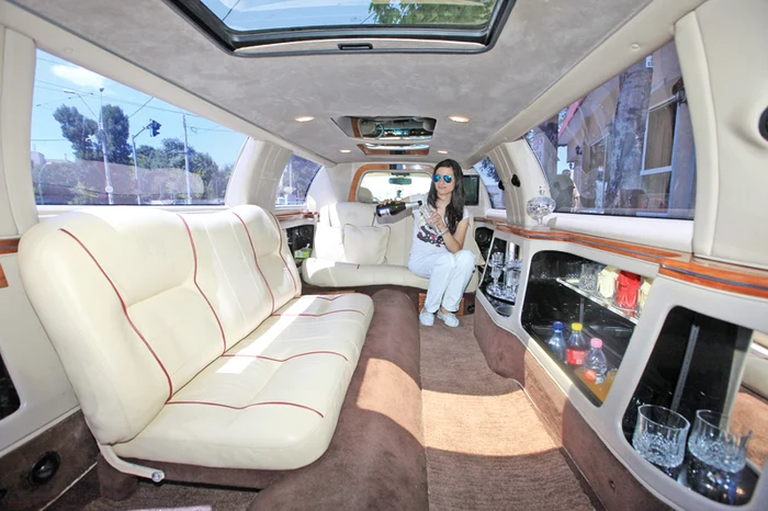 În Lincoln, reporterul Click! s-a răsfăţat cu şampanie şi bomboaneFoto: David Muntean