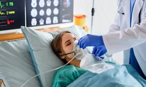 pacient intubat pe patul de spital jpeg