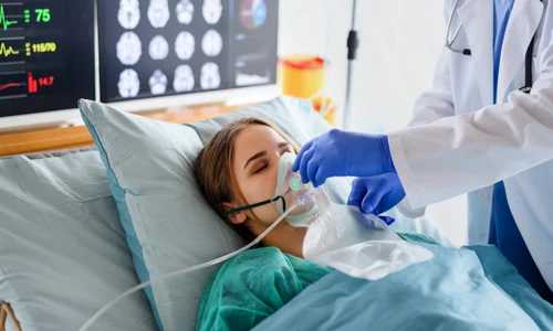 pacient intubat pe patul de spital jpeg