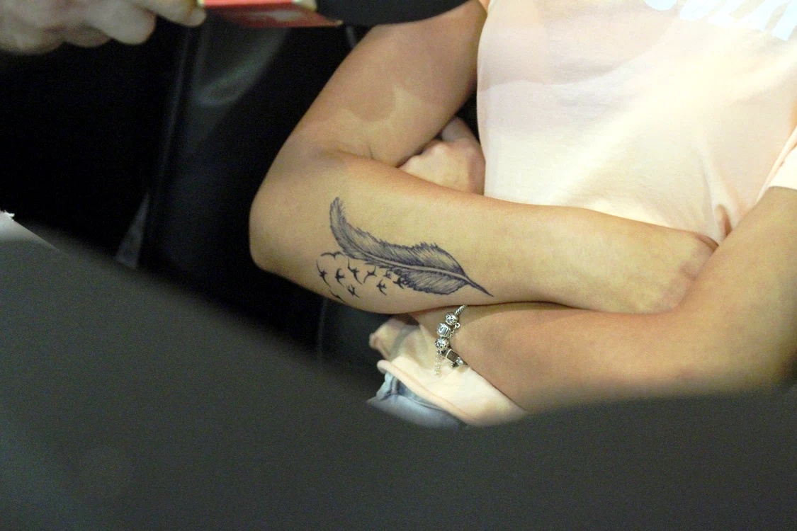 
    Ioana are tatuată pe mâna dreaptă o pană din care își ia zborul un stol de rândunelefoto: Blitz  