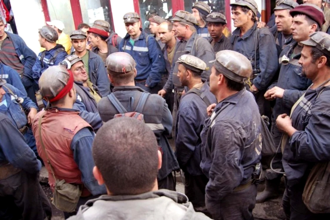 
    Peste 60 de ortaci s-au blocat în subteran supărați că au primit primă de paște de doar 230 lei  