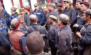 100 de mineri de la mina paroseni s au blocat subteran1368203068 794x530 jpeg