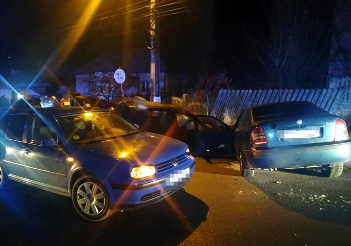 Trei maşini au intrat în coliziune. Foto ISU Argeş