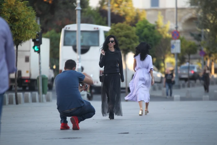 
    Cosmina Păsărin, surprinsă de Click! în timpul unei ședințe foto fashion, în plină stradăfoto: Mihai Ionescu  