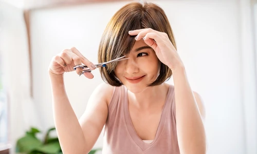 Sa ti tunzi parul singura  Se poate  Sursa foto shutterstock 2299732909 jpg