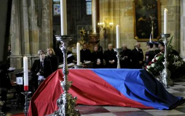 Sicriul lui Vaclav Havel, pe un altar, acoperit de steagul Cehiei