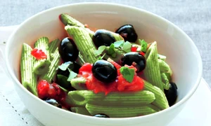 penne cu sos de rosii si masline shutterstock 76556719 jpeg