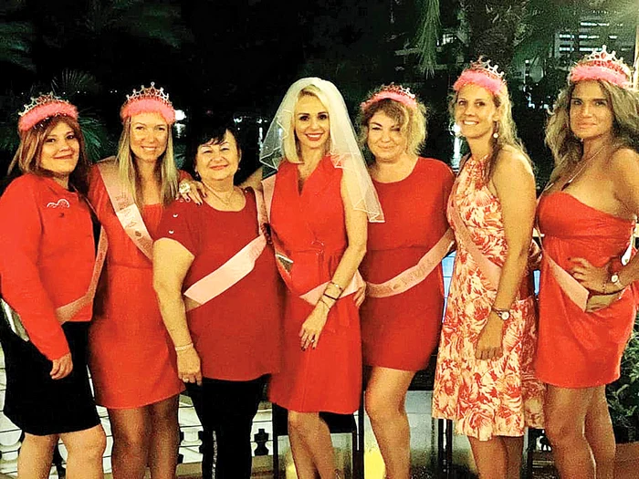 La Petrecerea Burlăciţelor, vedeta s-a distrat cu mama Mia şi cu prietenele