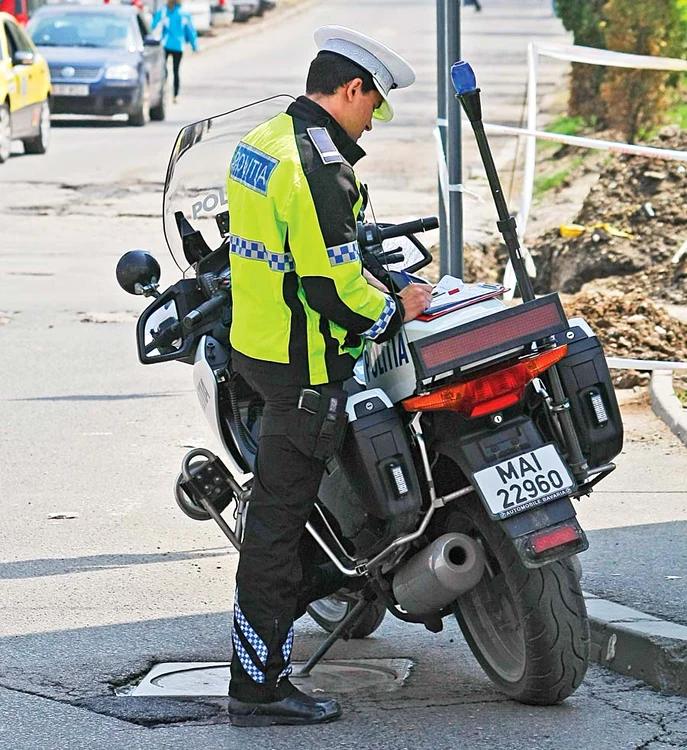 Până când şoferii vor învăţa noile reglementări, poliţiştii vor trebui să le explice cum să circule (foto: Dan Bistriţeanu)