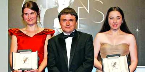 Mai 2012: Cristian Mungiu între Cristina Flutur (stânga) şi Cosmina Stratan, cele două actriţe premiate pentru filmul „După dealuri“