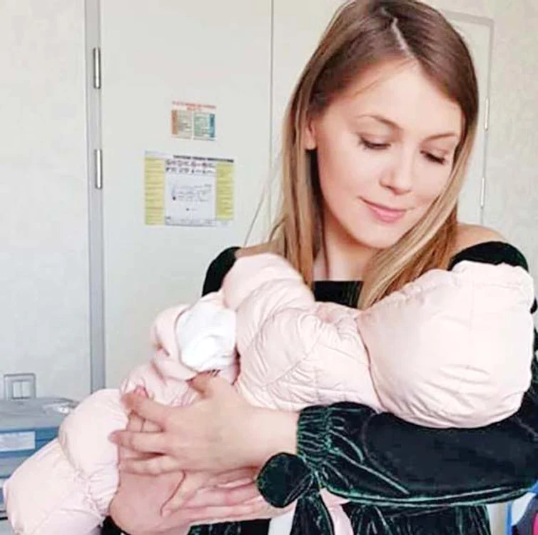 Andreea, soţia lui, este topită după bebeluşa Namiko (3 luni)