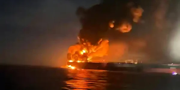 petrolier rusesc in flacari jpg