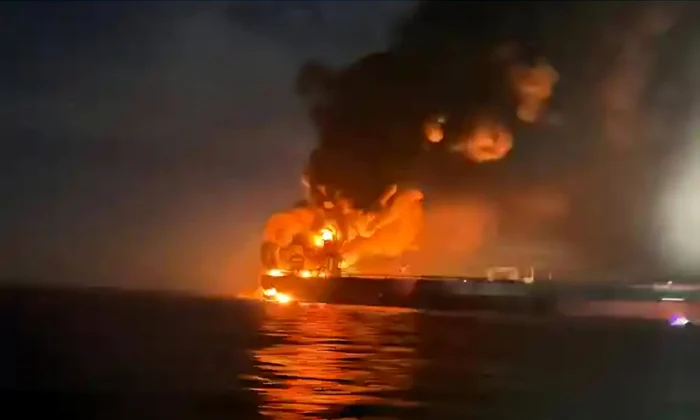 petrolier rusesc in flacari jpg
