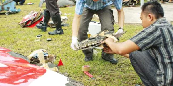Bucăţi din avion au căzut într-o zonă locuită a insulei Batam 