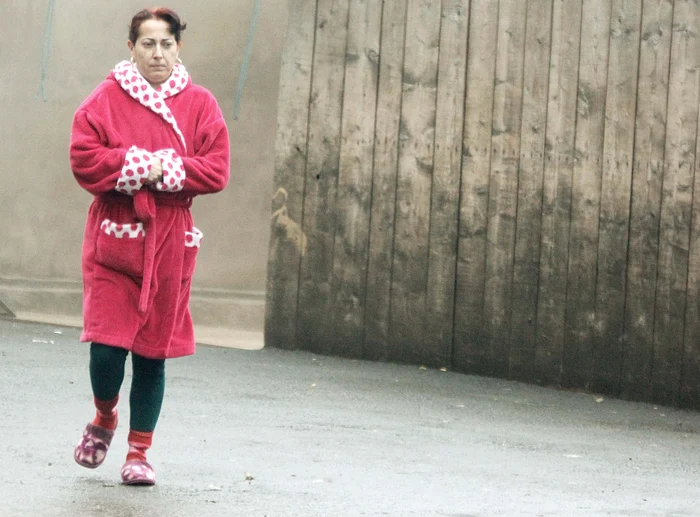 Merge în şlapi la magazin, deşi afară e ger