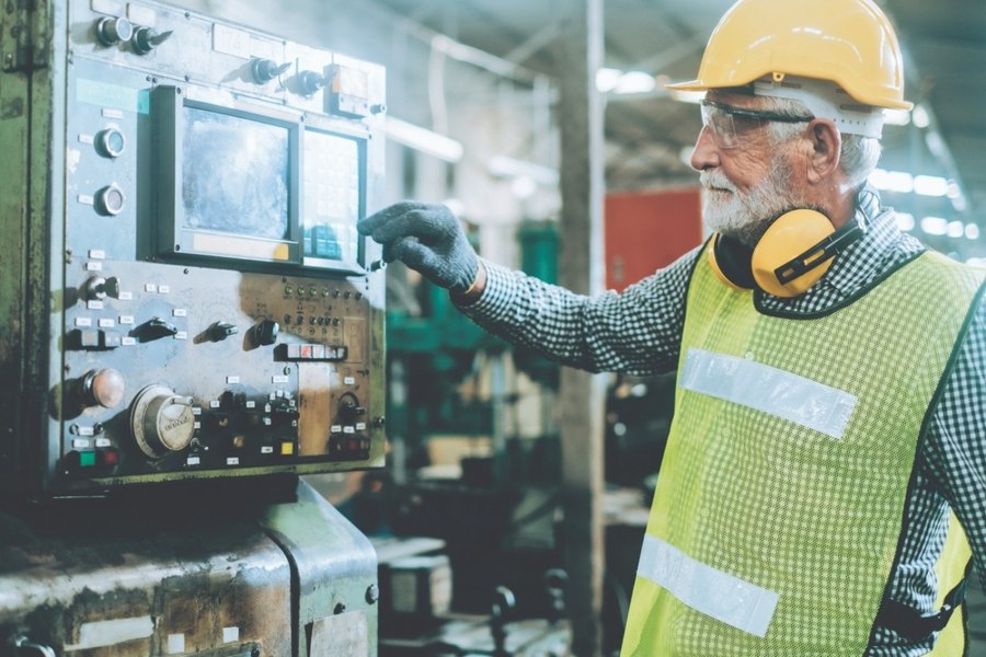 Muncești o viață și iei pensie cât un sfert din salariu. Soluția mutării contribuțiilor în Pilonul 2 analizată de un economist