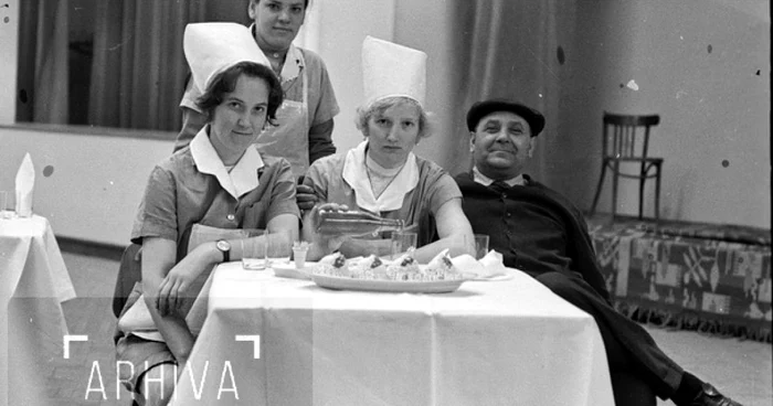 1972 – Categoria DocumentarExpozitii. Nota autorului Expoziţie de artă culinară organizată de restaurantul Expres în sala de dans a Casei de Cultură a Tineretului Iaşi. Fetele de la Expres pozează pentru albumul personal. Agapi