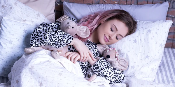 Adultii pot dormi cu animale de pluș Sursa Freepik com jpg