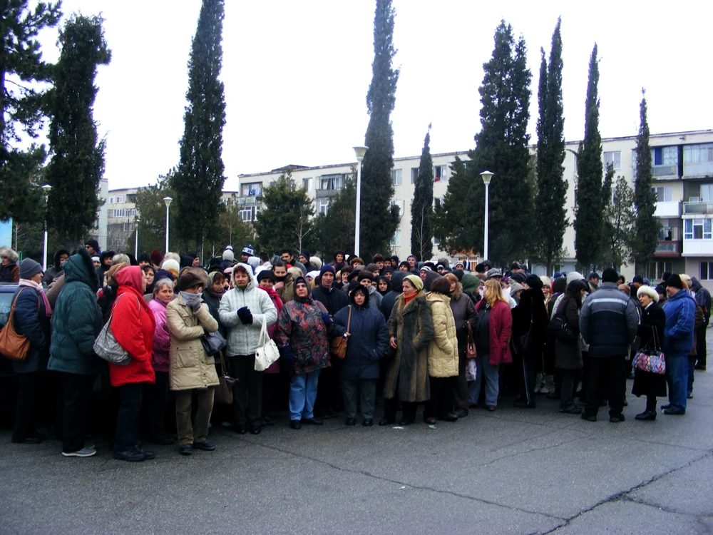 Angajaţii aşteaptă în faţa unităţii rezultatul anchetei ITM Mehedinţi FOTO Corina Macavei
