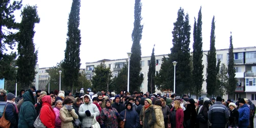 Angajaţii aşteaptă în faţa unităţii rezultatul anchetei ITM