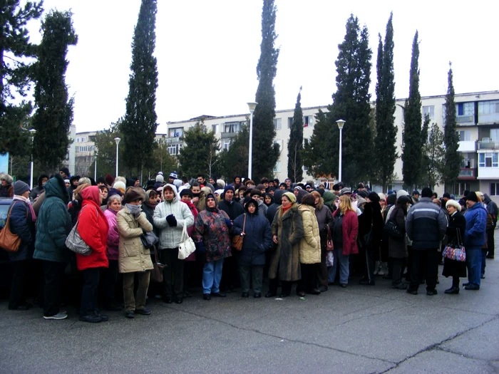 Angajaţii aşteaptă în faţa unităţii rezultatul anchetei ITM Mehedinţi FOTO Corina Macavei