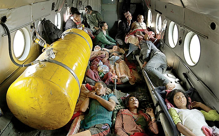 
    Florin şi Flavia Danci, împreună cu băieţelul lor  