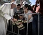 Papa Francis în vizită la refugiaţi sirieni din insula Lesbos. FOTO AP