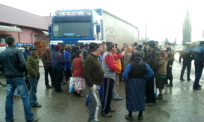 Localnicii i-au cerut socoteală şoferului inconştient   FOTO: Iulian Bunilă