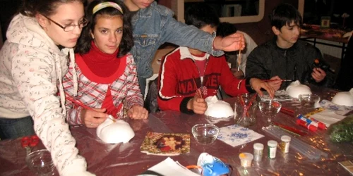 Copiii pot participa la cinci ateliere de creaţie 