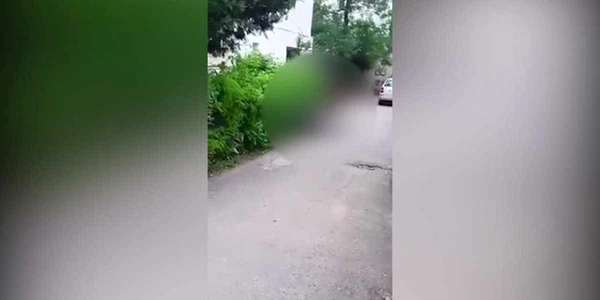 Bătrân zdrobit în bătaie de un bărbat pe o stradă din Bârlad, în timp ce copilul lui filma