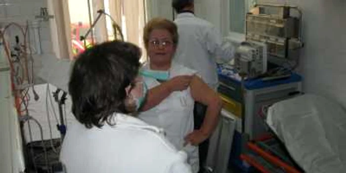 Medicii au fost primii la vaccin