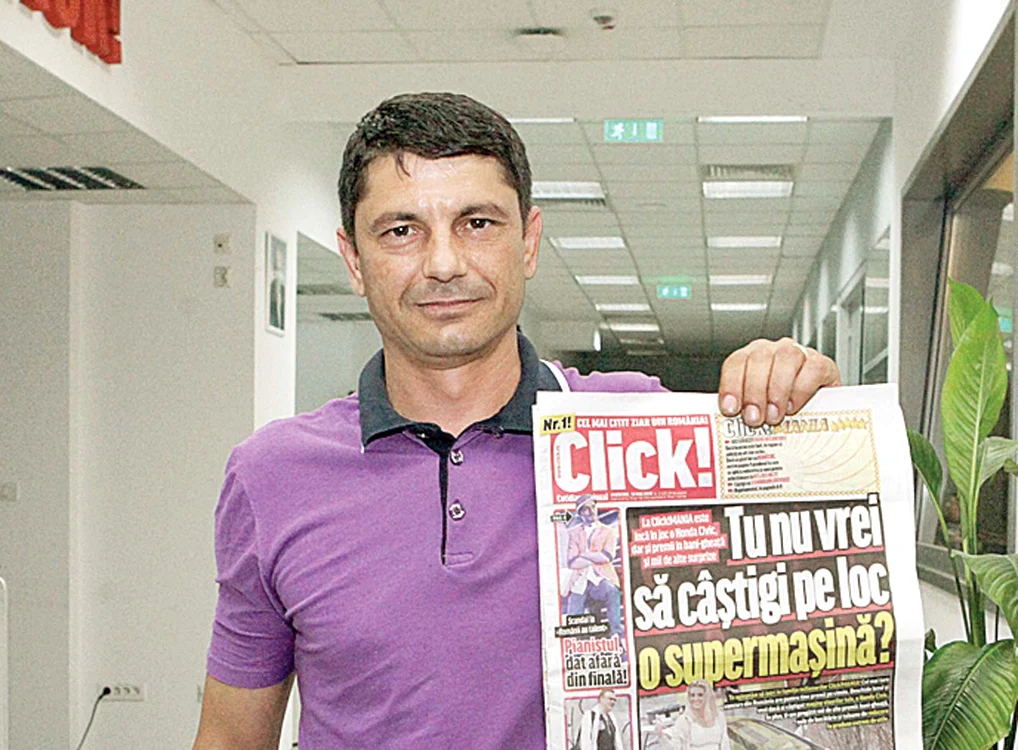 Nicolae Ghiculescu  îşi achită o rată  la bancă