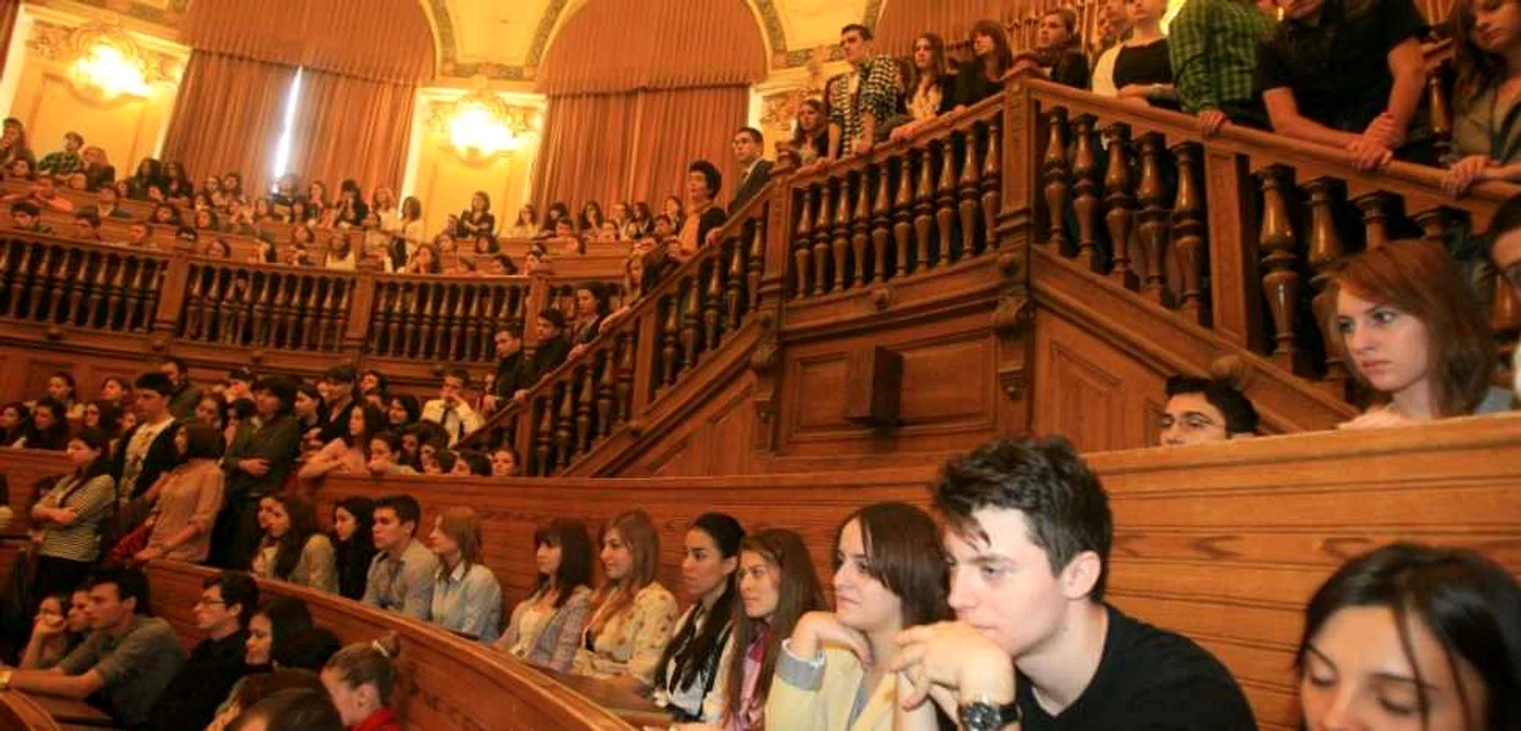 Studenţii de la Universitatea de Medicină din primul an s-au înghesuit la deschiderea anului 