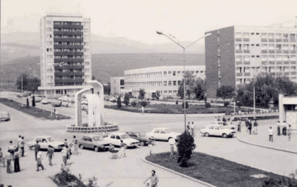 Povestea monumentului „Foamea”, construit de comuniști la Alba Iulia. „Mama, tata și copilul gârboviți de foame”