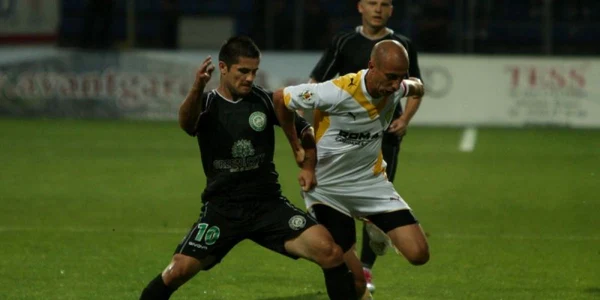 Robert Ilyes (în alb) 
