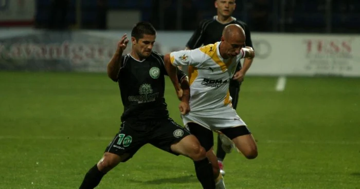 Robert Ilyes (în alb)