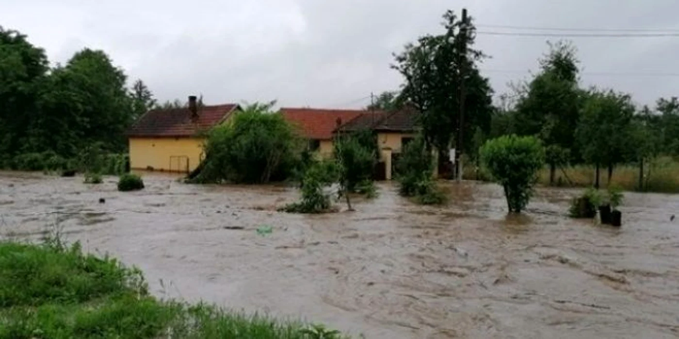 
    Viitura de pe râul Prut, formată pe teritoriul ucrainean, a ajuns prin propagare pe teritoriul României. Foto:zi-de-zi.ro  